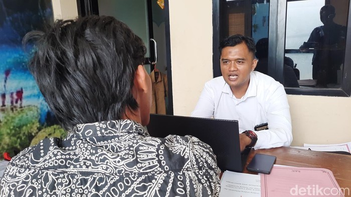 1761628721888-polisi-menginterogasi-panji-21-pemuda-yang-mencabuli-nenek-85-tahun-di-tasikmalaya-1761618709799_169