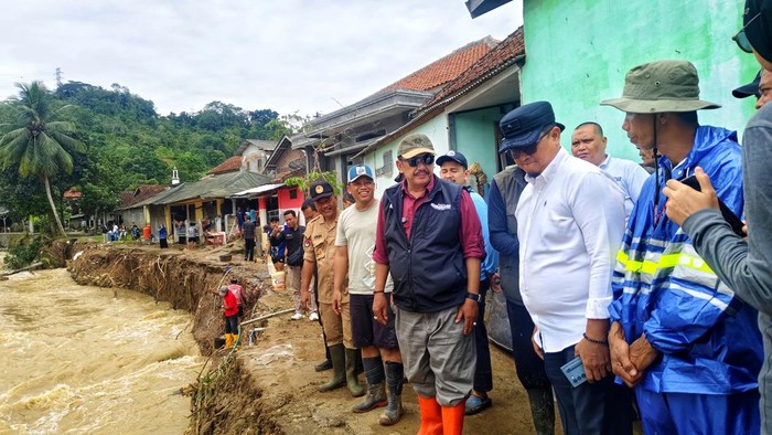 1761649975015-bupati-sukabumi-asep-japar-meninjau-langsung-lokasi-terdampak-bencana-di-cisolok-kabupaten-sukabumi-1761635562082_169