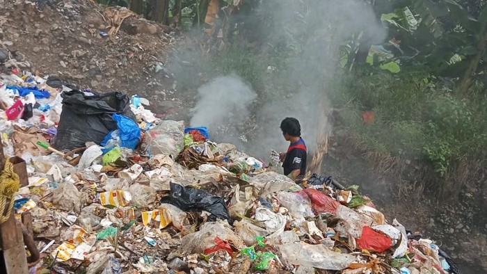 1761649980813-tumpukan-limbah-beracun-di-lereng-kecil-desa-kampung-sawah-kecamatan-rumpin-bogor-1761631341055_169