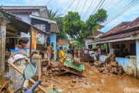 1761650031194-warga-kampung-tugu-saling-membantu-mengevakuasi-motor-dan-perabot-rumah-tangga-yang-rusak-akibat-terendam-lumpur-banyak-warga--1761628876736_169