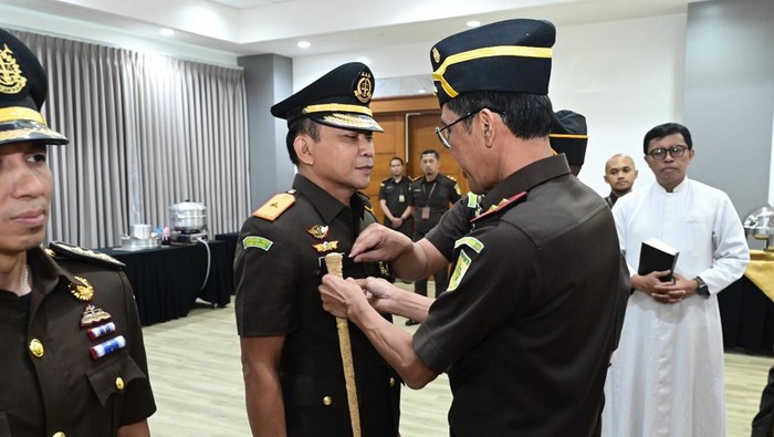 1761650047236-pelantikan-pejabat-di-lingkungan-kejati-jabar-1761639837747_169