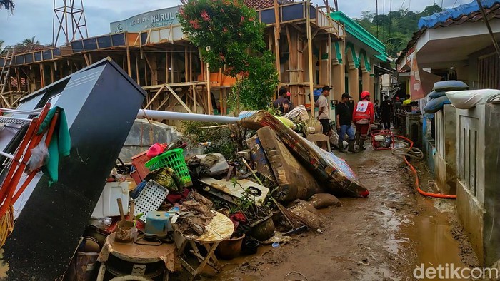 1761650068468-banjir-cisolok-sukabumi-1761638880784_169