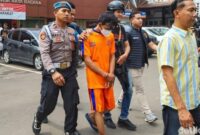 1761650084713-pelaku-pembunuhan-dan-pebuangan-bayi-dengan-mulut-dilakban-di-karawang-saat-dirilis-di-mapolres-karawang-1761640941448_169