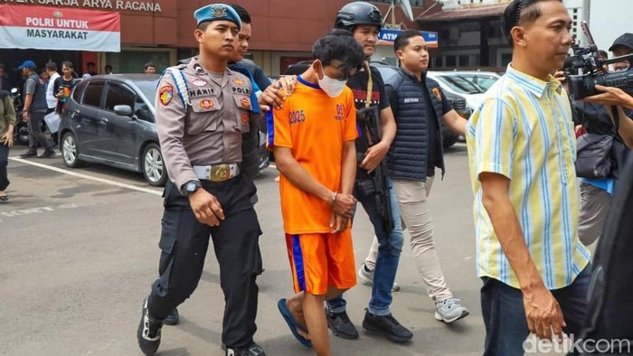 1761650084713-pelaku-pembunuhan-dan-pebuangan-bayi-dengan-mulut-dilakban-di-karawang-saat-dirilis-di-mapolres-karawang-1761640941448_169