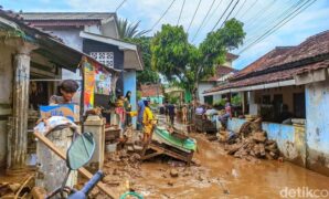 1761650117814-warga-kampung-tugu-saling-membantu-mengevakuasi-motor-dan-perabot-rumah-tangga-yang-rusak-akibat-terendam-lumpur-banyak-warga--1761628876736_169