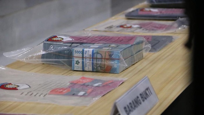 1761650133852-barang-bukti-uang-terkait-kasus-dugaan-pemerasan-js-ketua-ormas-di-pekanbaru-riau-1760626302833_169
