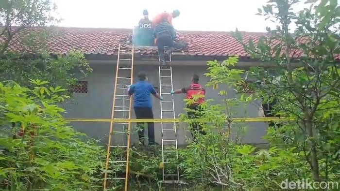 1761650166614-proses-evakuasi-mayat-dalam-toren-di-tasikmalaya-1761633697859_169