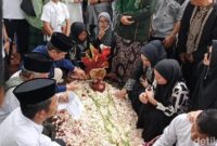1761650188285-prosesi-pemakaman-istri-bupati-purwakarta-dini-yuliani-1761626047599_169
