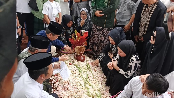 1761650188285-prosesi-pemakaman-istri-bupati-purwakarta-dini-yuliani-1761626047599_169