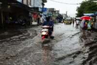 1761671550949-kondisi-kawasan-pasar-panorama-lembang-yang-banjir-usai-hujan-deras-1761370988325_169