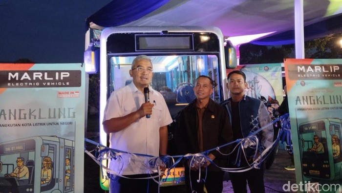 1761671682340-wali-kota-bandung-m-farhan-saat-meresmikan-angkot-pintas-atau-angklung-1761662294814_169