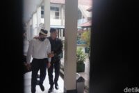 1761671730034-dokter-iril-usai-sidang-di-pn-garut-1759406346404_169