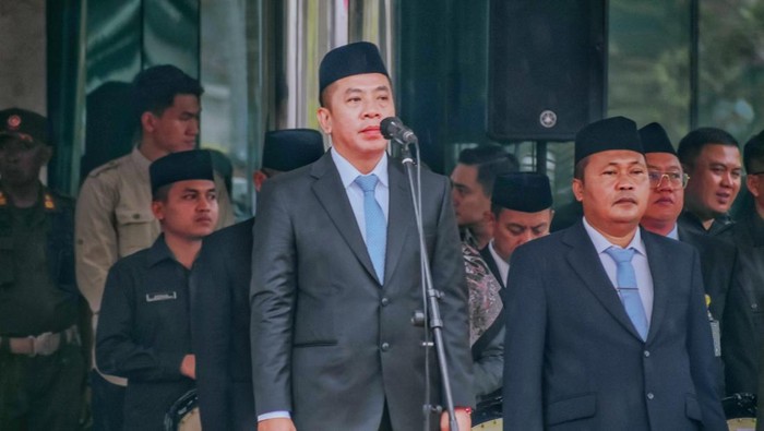 1761671778864-bupati-karawang-aep-syaepuloh-saat-memimpin-apel-hari-sumpah-pemuda-di-plaza-pemda-karawang-1761657287944_169