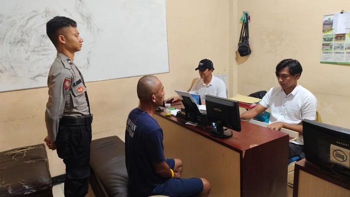 1761736363633-as-saat-dilakukan-pemeriksaan-di-polres-kuningan-1761730266282_169