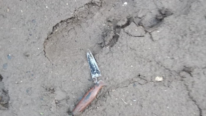 1761736406675-penampakan-pisau-dapur-yang-digunakan-es-menikam-dani-temannya-sendiripenampakan-pisau-dapur-yang-digunakan-es-menikam-dani-te-1761731447560_169