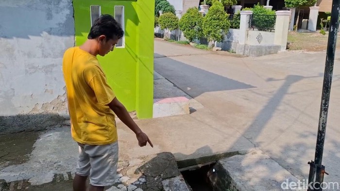 1761736417459-warga-menunjukkan-area-tempat-awan-hitam-misterius-di-subang-1761730886482_169