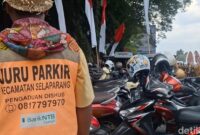1761736428228-ilustrasi-tukang-parkir-atau-jukir-resmi-di-taman-sangkareang-kota-mataram-senin-2582025-nathea-citradetikbali-1756106089281_169