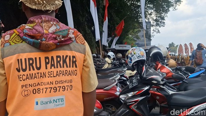 1761736428228-ilustrasi-tukang-parkir-atau-jukir-resmi-di-taman-sangkareang-kota-mataram-senin-2582025-nathea-citradetikbali-1756106089281_169