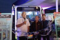 1761736460800-wali-kota-bandung-m-farhan-saat-meresmikan-angkot-pintas-atau-angklung-1761662294814_169