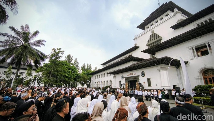 1761736471732-pelantikan-ratusan-kepala-sekolah-di-gedung-sate-bandung-1761727865757_169