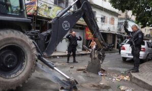 1761736477538-aksi-polisi-brasil-kerahkan-buldoser-buru-penjahat-narkoba-2_169