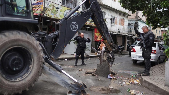 1761736477538-aksi-polisi-brasil-kerahkan-buldoser-buru-penjahat-narkoba-2_169