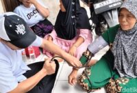 1761758120465-tim-medis-memeriksa-kesehatan-penyintas-banjir-bandang-kabupaten-sukabumi-1761742091099_169