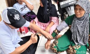 1761758120465-tim-medis-memeriksa-kesehatan-penyintas-banjir-bandang-kabupaten-sukabumi-1761742091099_169