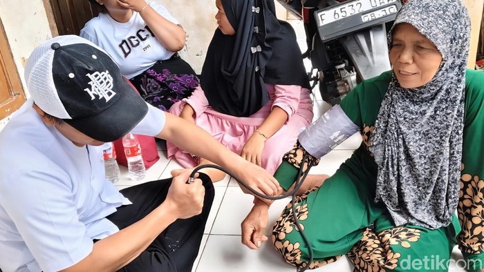 1761758120465-tim-medis-memeriksa-kesehatan-penyintas-banjir-bandang-kabupaten-sukabumi-1761742091099_169