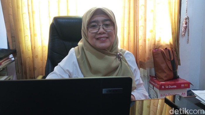 1761779676941-kepala-bidang-pelayanan-pendaftaran-penduduk-disdukcapil-kabupaten-indramayu-atin-1761728276244_169