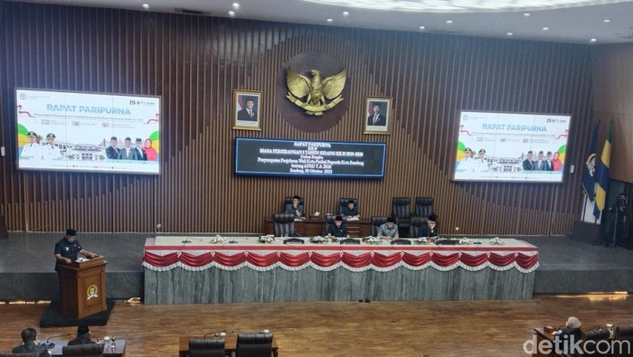 1761822796756-paripurna-dprd-kota-bandung-membahas-rancangan-apbd-2026-1761821567433_169