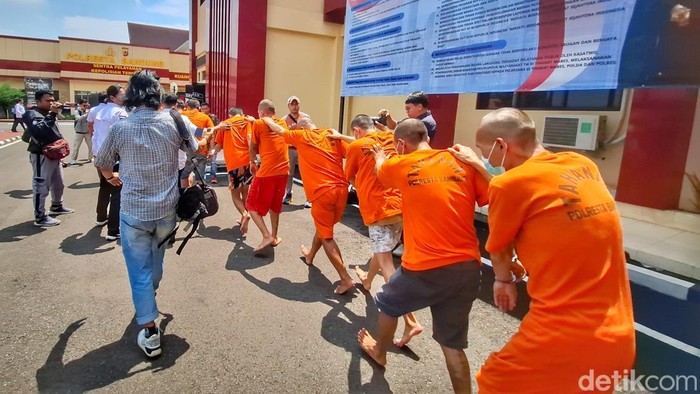 1761822982032-para-tersangka-pengedar-narkotika-saat-diamankan-polisi-1761805554742_169