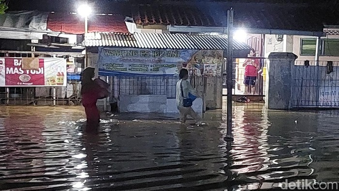 1761823057468-banjir-di-kota-cirebon-jumat-1712025-malam_169