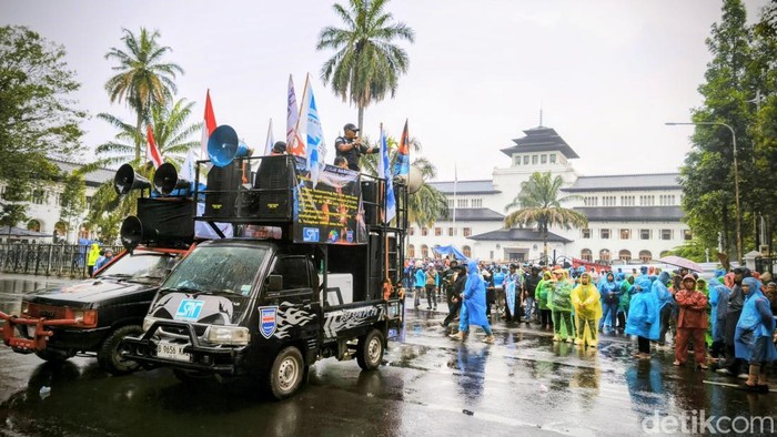 1761823063323-aksi-buruh-di-depan-gedung-sate-bandung-1761808736567_169