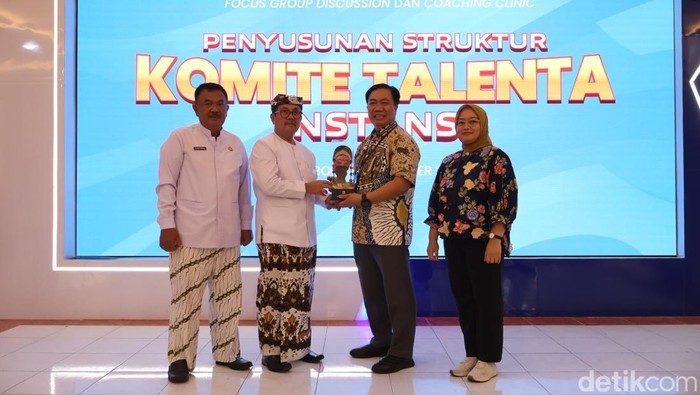 1761844400960-pelaksanaan-coaching-clinic-oleh-kemenpan-rb-di-kabupaten-cirebon-1761806668987_169