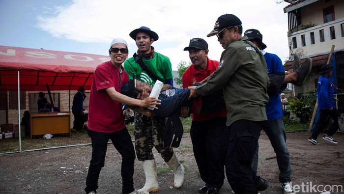 1761844612949-petugas-menggotong-warga-terluka-dalam-simulasi-kebencanaan-di-cimahi-1761810473280_169