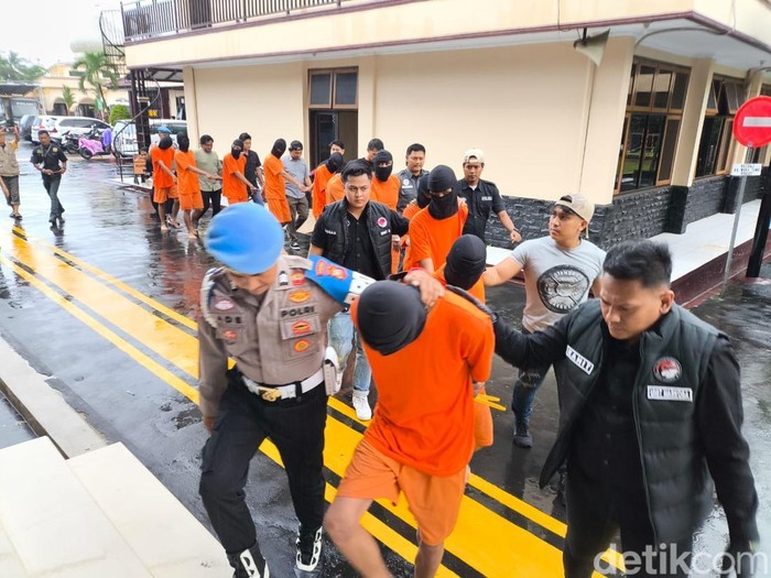 1761844683149-para-tersangka-kasus-narkotika-saat-konferensi-pers-di-polres-kuningan-1761824645117_43