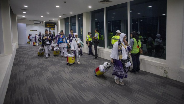 1761865978884-kloter-pertama-jemaah-calon-haji-mulai-berangkat-ke-tanah-suci-1746155650661_169