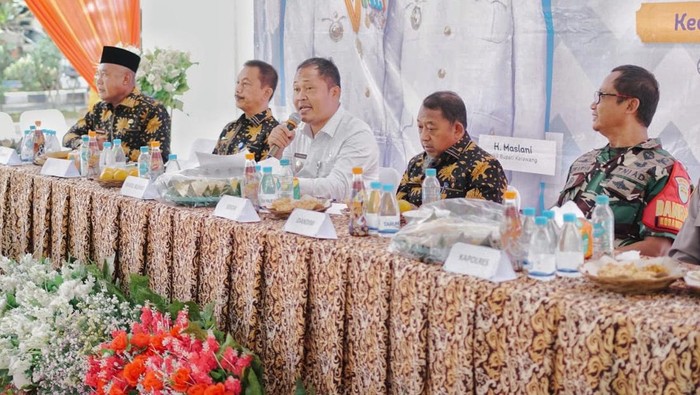 1761866082356-wakil-bupati-karawang-maslani-saat-sambutan-di-acara-gebyar-paten-kecamatan-tegalwaru-1761817255337_169