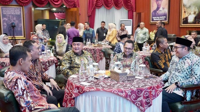 1761887833751-bupati-bogor-apresiasi-irwanuddin-sambut-kajari-baru-denny-achmad-1761877622113_169