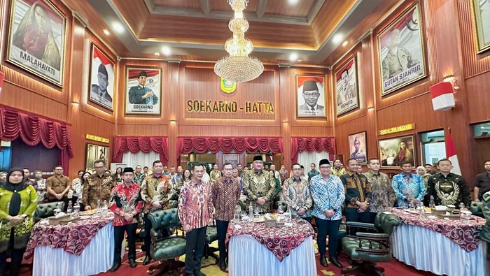 1761887844502-bupati-bogor-apresiasi-irwanuddin-sambut-kajari-baru-denny-achmad-1761877622187_169