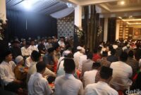 1761887904627-warga-meadati-tahlilan-mendiang-istri-bupati-purwakarta-1761874227384_169