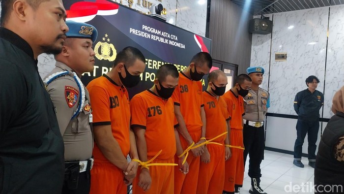 1761909371221-para-pelaku-kasus-pencurian-modus-gembos-ban-dan-curanmor-1761893298042_169