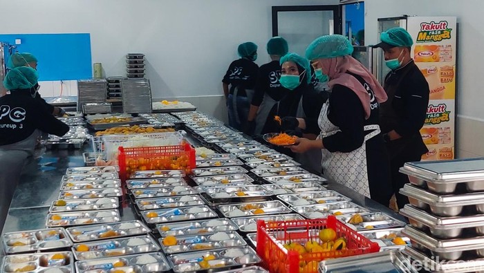 1761930784269-proses-pemorsian-mbg-di-sppg-citeureup-cimahi-1761899819803_169