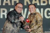 1761930887986-bupati-karawang-aep-syaepuloh-saat-menerima-penghargaan-cnn-indonesia-awards-2025-1761919986571_169