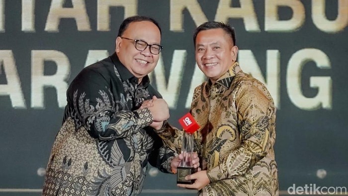 1761930887986-bupati-karawang-aep-syaepuloh-saat-menerima-penghargaan-cnn-indonesia-awards-2025-1761919986571_169