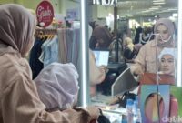 1761973954318-pengunjung-tengah-berkonsultasi-dengan-color-expert-wardah-di-gelaran-indonesia-hijab-fest-bandung-jumat-31102025-1761924655987_169