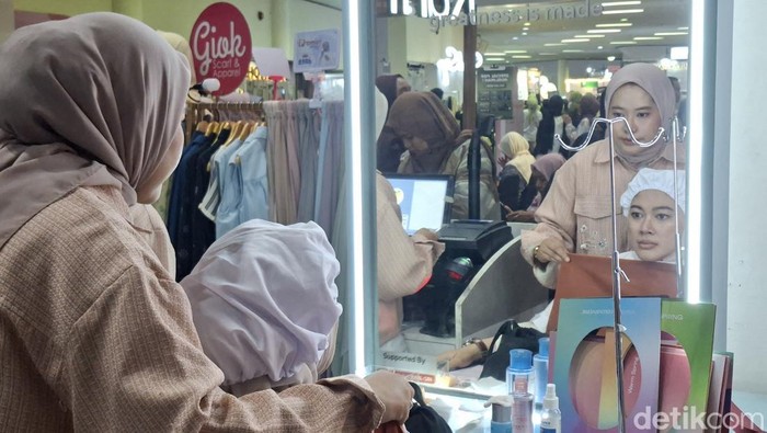 1761973954318-pengunjung-tengah-berkonsultasi-dengan-color-expert-wardah-di-gelaran-indonesia-hijab-fest-bandung-jumat-31102025-1761924655987_169