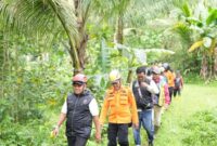 1761995606531-wakil-bupati-tasikmalaya-asep-sopari-alayubi-mendatangi-lokasi-banjir-bah-pada-sabtu-sore-1112025-1761989905606_169