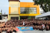 1762017199133-bupati-karawang-aep-syaepuloh-saat-menandatangai-prasasti-peresmian-gedung-kwarcab-gerakan-pramuka-karawang-1761988295126_169